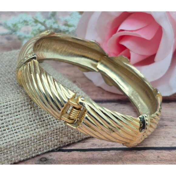 Cute Gold Tone Textured Hinged Bangle Bracelet Classic Statement MINT - Picture 2 of 8